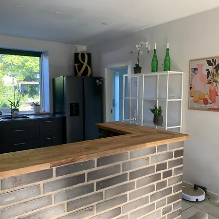 Laekker Med Lille Have * Bogø By